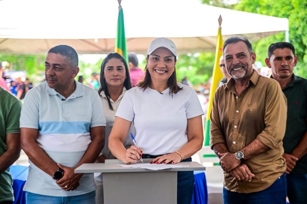 Governadora Mailza Assis assina ordem de serviçco ao lado do prefeito de Porto Walter, Cesar Andrade, e do deputado federal Zeinho Barbary.